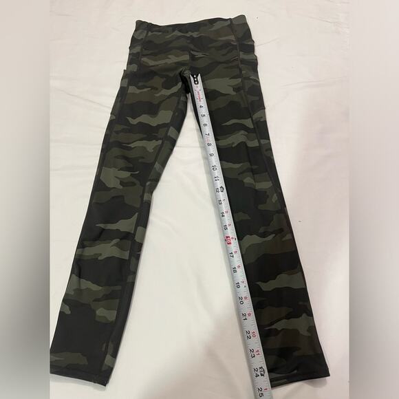 Athleta Green Camo Contender 7/8 Mid-Rise Leggings Zipper Pockets Size XS - Picture 9 of 10